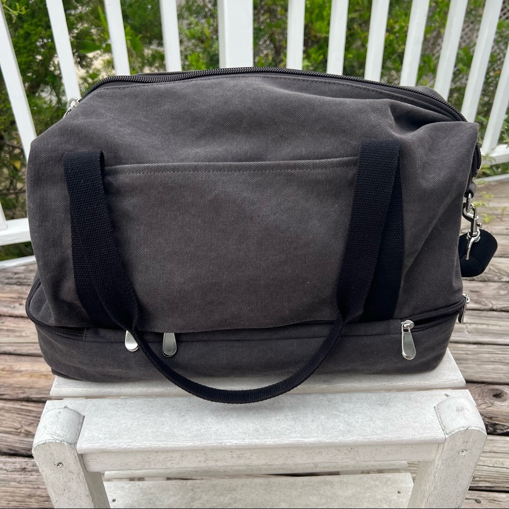 Lo & Sons Catalina Weekender Duffle Bag in Charcoal Grey